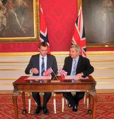Norwegian Minister for Petroleum and Energy Ola Borten Moe and UK Energy Secretary Chris Huhne signing the agreement